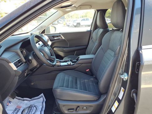 New 2025 Mitsubishi Outlander SE image 12