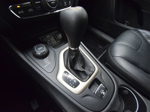 Used 2017 Jeep Cherokee Limited AWD/4WD image 22