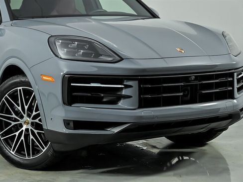 Used 2025 Porsche Cayenne AWD/4WD image 2