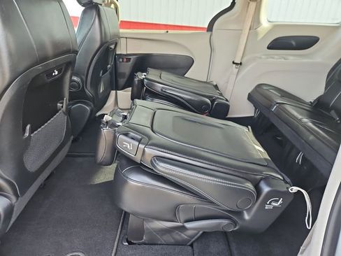 Used 2023 Chrysler Pacifica Touring-L image 38