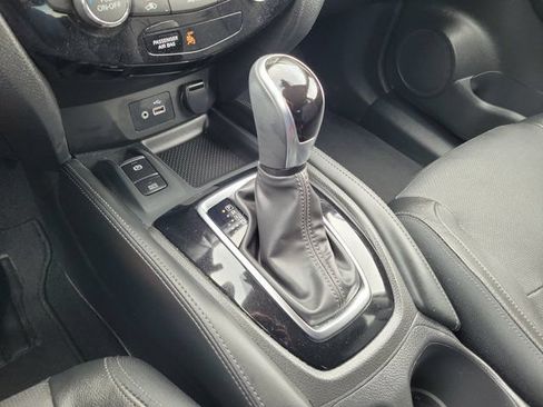 Certified 2019 Nissan Rogue SL w/ Premium Package FWD image 32
