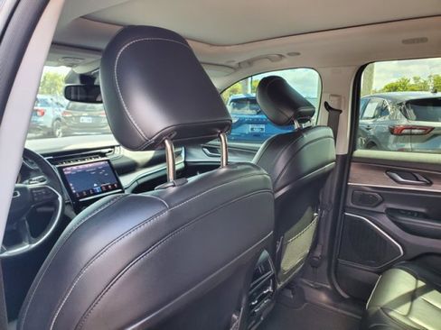 Used 2022 Jeep Grand Cherokee Limited image 30