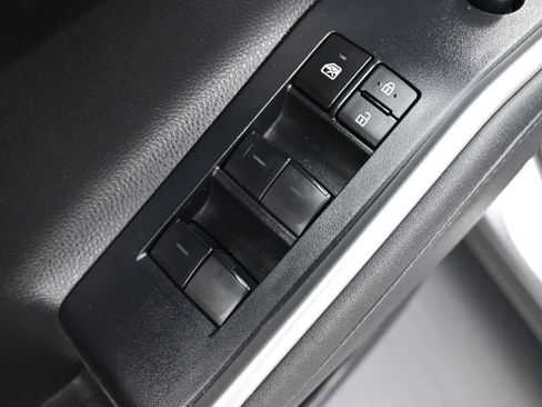 Used 2023 Toyota Highlander XLE image 4