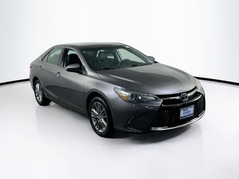 Used 2017 Toyota Camry SE image 3