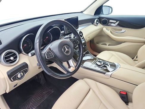 Used 2019 Mercedes-Benz GLC 300 4MATIC w/ Premium Package image 10