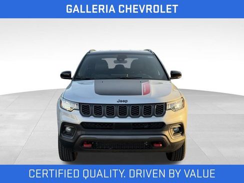 Used 2025 Jeep Compass Trailhawk AWD/4WD image 3