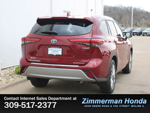 Used 2022 Toyota Highlander Platinum AWD/4WD image 2