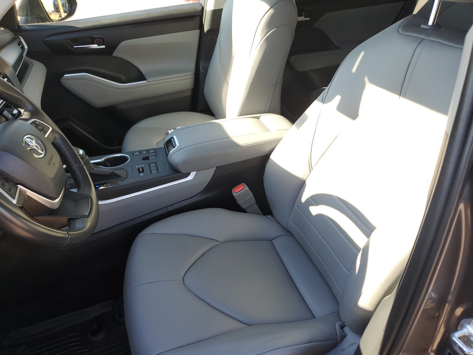Used 2024 Toyota Highlander XLE AWD/4WD image 17