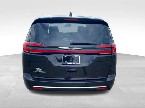 Used 2024 Chrysler Pacifica Touring-L FWD image 4