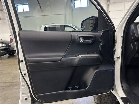 Used 2016 Toyota Tacoma TRD Off-Road w/ Towing Package image 26