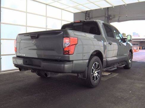 Used 2023 Nissan Titan SV w/ SV Convenience Package RWD image 3