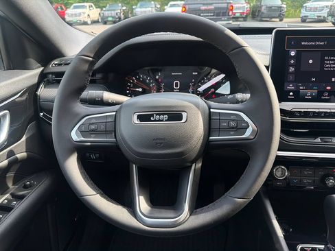 Used 2026 Jeep Compass Latitude w/ Sun and Sound Group AWD/4WD image 35