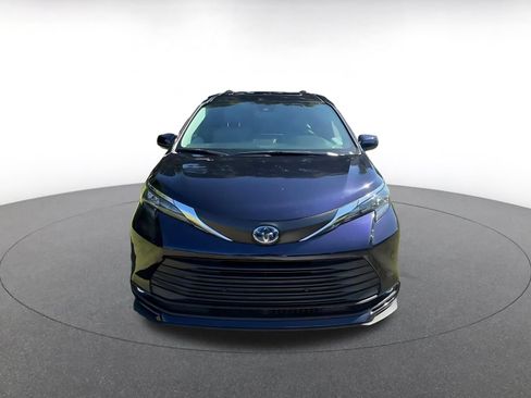 Used 2025 Toyota Sienna XLE FWD image 4