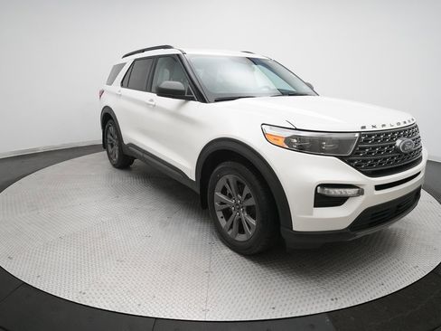 Used 2021 Ford Explorer XLT w/ XLT Sport Appearance Package image 13