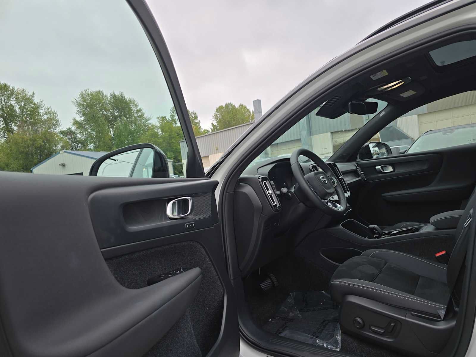 Used 2024 Volvo XC40 Recharge Plus w/ Protection Package Premier AWD/4WD image 21