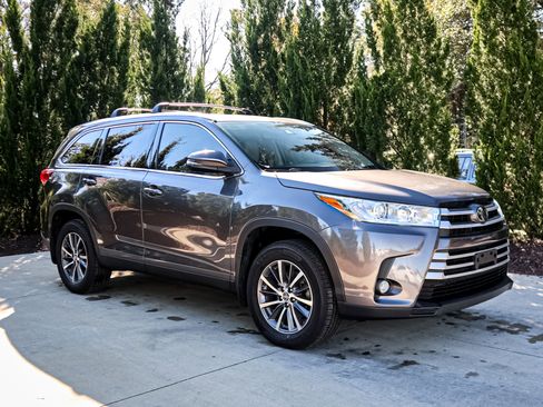 Used 2019 Toyota Highlander XLE image 11