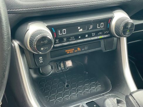 Used 2019 Toyota RAV4 LE w/ Carpet Mat Package AWD/4WD image 20