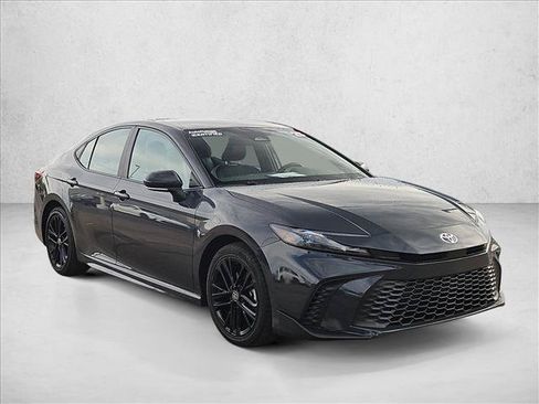 Used 2025 Toyota Camry SE FWD image 3