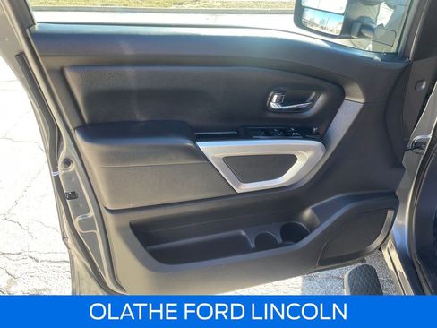 Used 2019 Nissan Titan SV w/ SV Convenience Package image 18