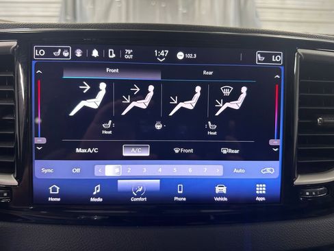 Used 2023 Chrysler Pacifica Touring-L FWD image 10