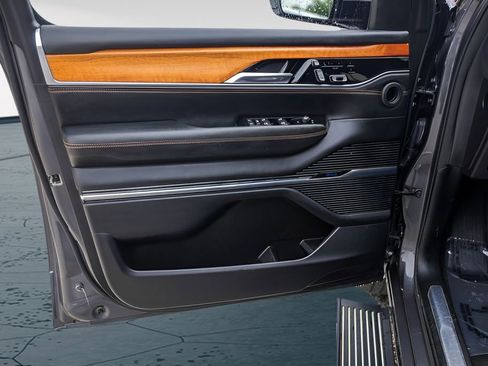 Used 2022 Jeep Grand Wagoneer Series III w/ Flexible Seating Group AWD/4WD image 28