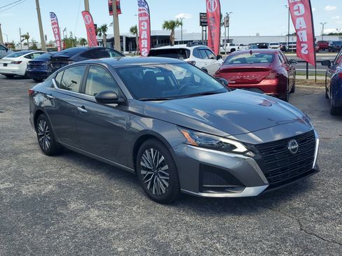Certified 2024 Nissan Altima 2.5 SV FWD image 3