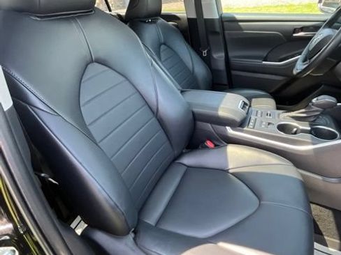 Used 2022 Toyota Highlander XLE AWD/4WD image 14