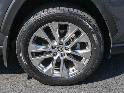 Used 2021 Toyota RAV4 XLE Premium image 11