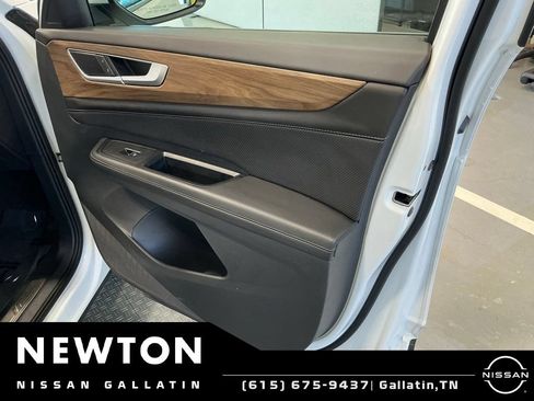 Used 2025 Volkswagen Atlas SE FWD image 32