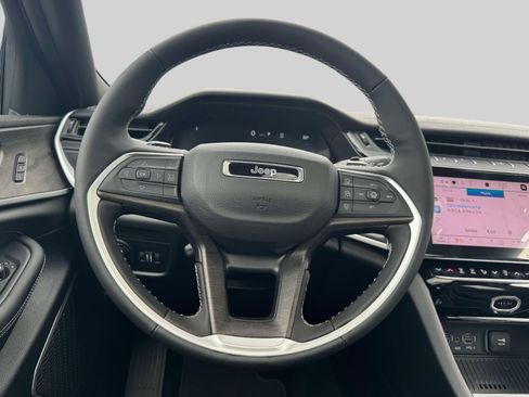 Used 2026 Jeep Grand Cherokee Limited AWD/4WD image 12