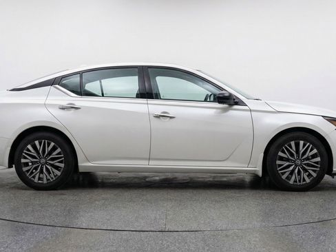 Used 2025 Nissan Altima 2.5 SV image 11