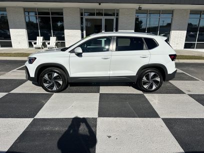 Used 2025 Volkswagen Taos SE w/ Panoramic Sunroof Package