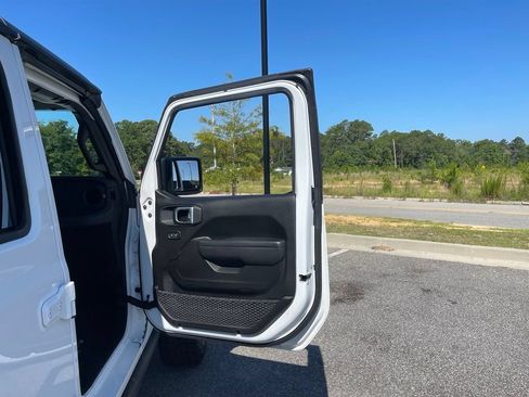 Used 2025 Jeep Gladiator Mojave w/ Convenience Group AWD/4WD image 51