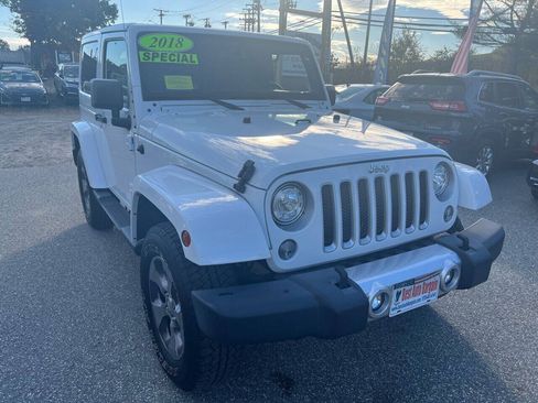 Used 2018 Jeep Wrangler Sahara w/ Connectivity Group AWD/4WD image 5