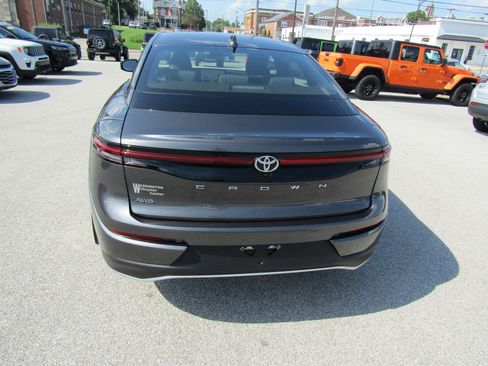 Used 2023 Toyota Crown image 4