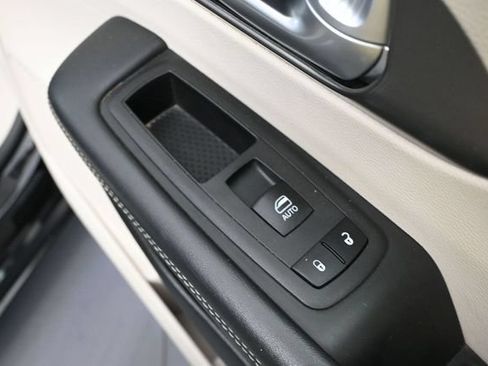 Used 2024 Chrysler Pacifica Touring-L FWD image 45
