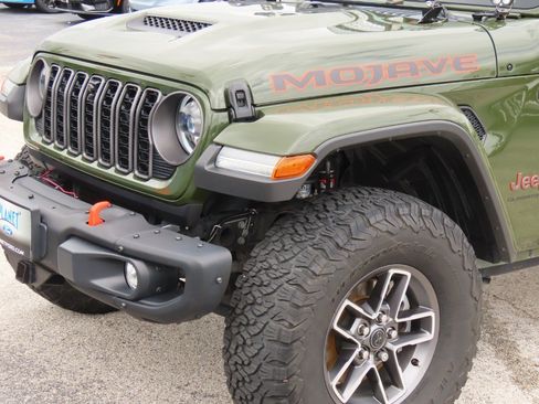 Used 2024 Jeep Gladiator Mojave AWD/4WD image 3