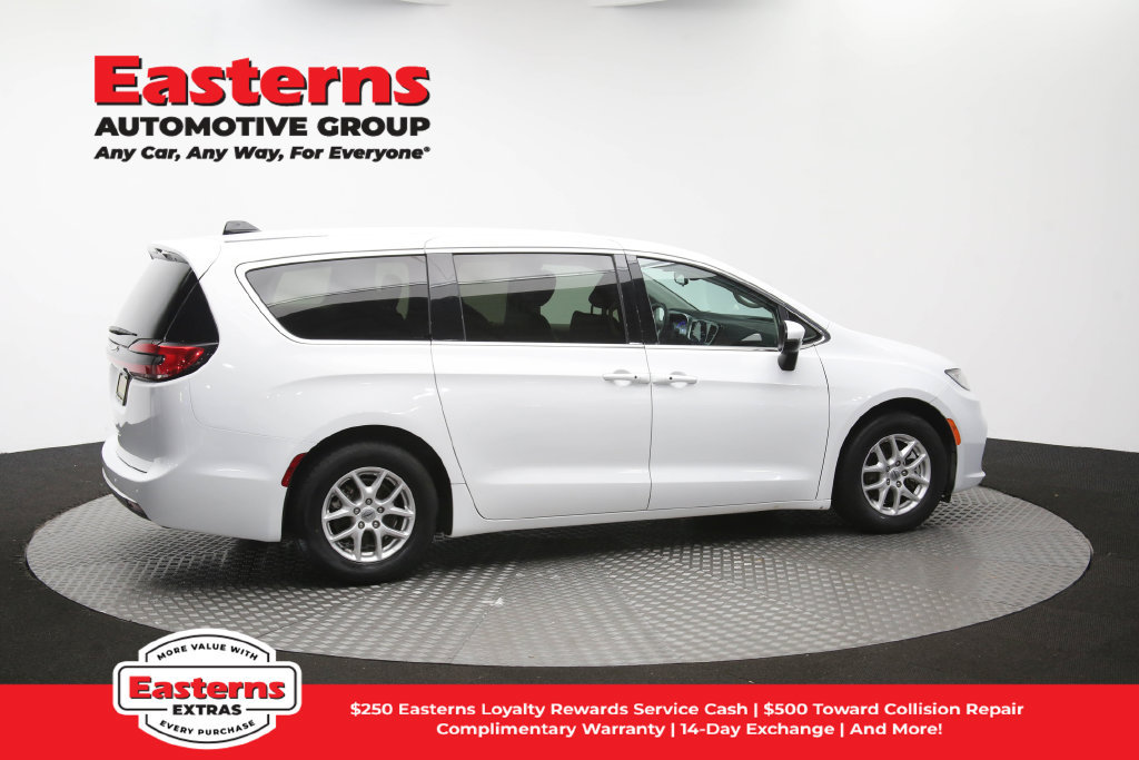 Used 2023 Chrysler Pacifica Touring-L FWD image 47