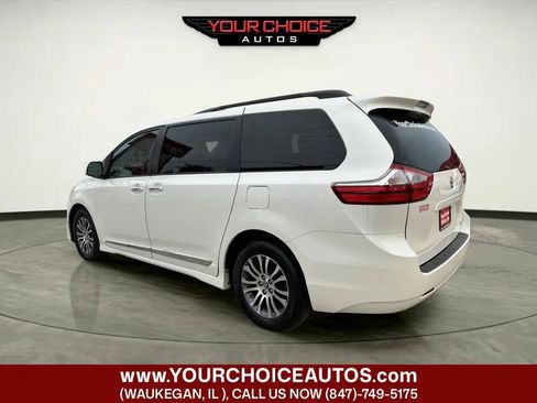 Used 2018 Toyota Sienna XLE FWD image 2