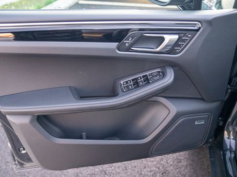 Certified 2026 Porsche Macan AWD/4WD image 10