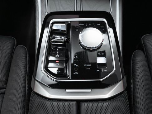 Used 2023 BMW 760i xDrive w/ Parking Assistance Package image 33