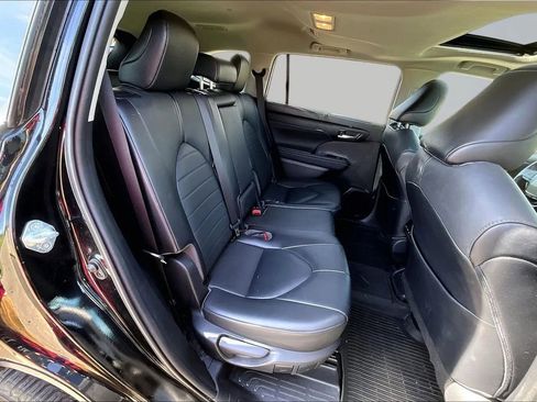 Used 2021 Toyota Highlander XLE AWD/4WD image 30