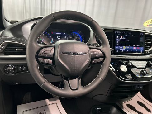 Used 2024 Chrysler Pacifica Touring-L w/ S Appearance Package FWD image 15
