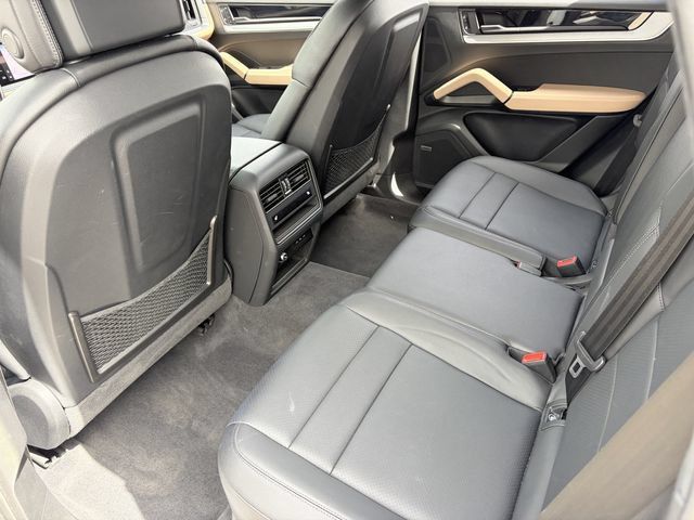 Used 2024 Porsche Cayenne AWD/4WD image 26