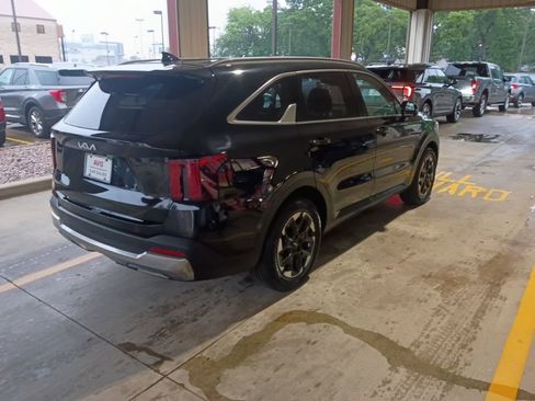 Used 2024 Kia Sorento S FWD image 7