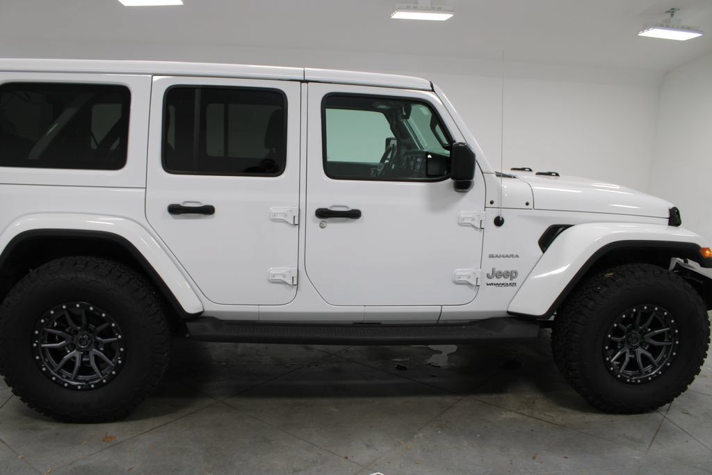 Used 2018 Jeep Wrangler Unlimited Sahara AWD/4WD image 11