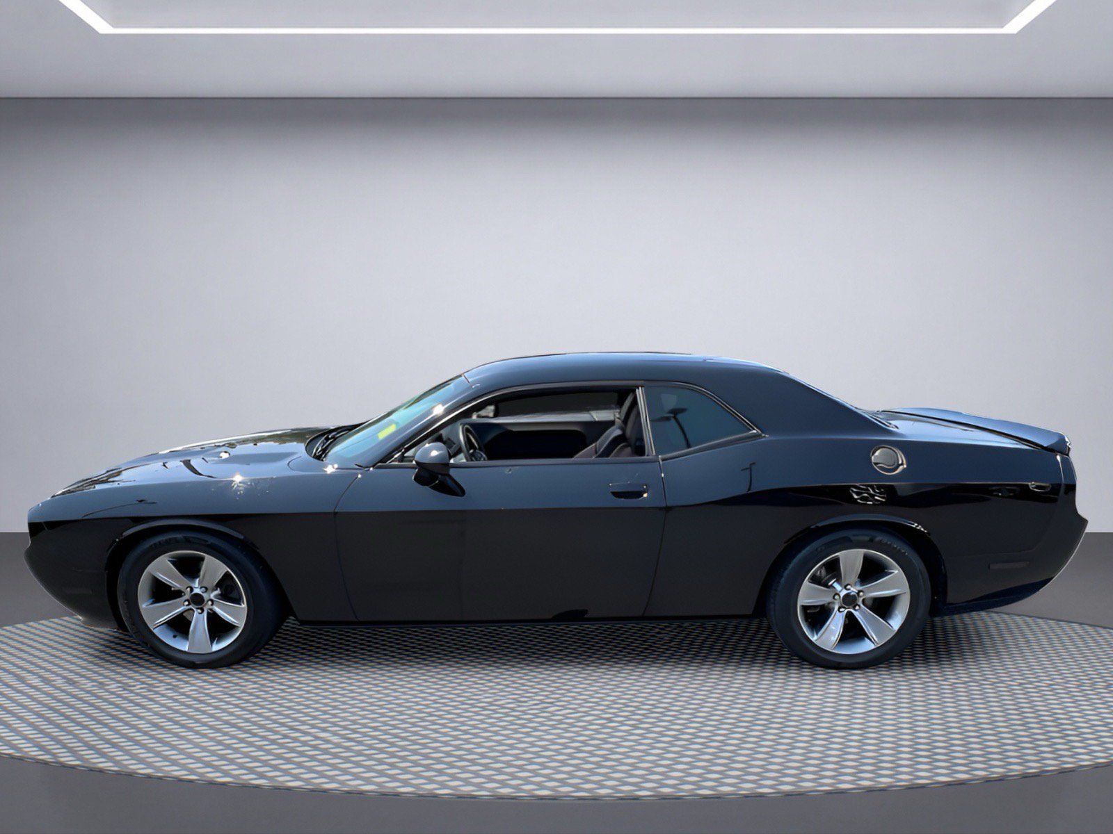 Used 2013 Dodge Challenger SXT RWD image 3