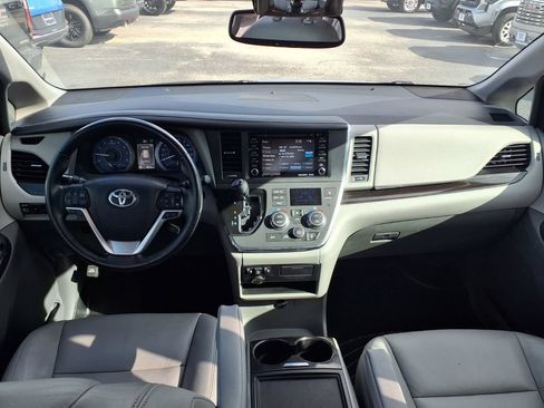 Used 2019 Toyota Sienna XLE w/ XLE Navigation Package FWD image 3