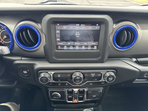 Used 2021 Jeep Gladiator Sport image 16