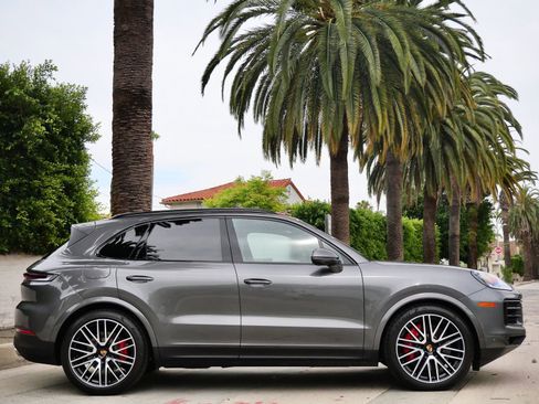 Used 2025 Porsche Cayenne S AWD/4WD image 4